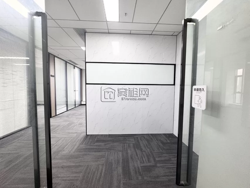 恒凯招商嵩江中路999号面积191平，东北朝向，精装3隔间，月租金11619元