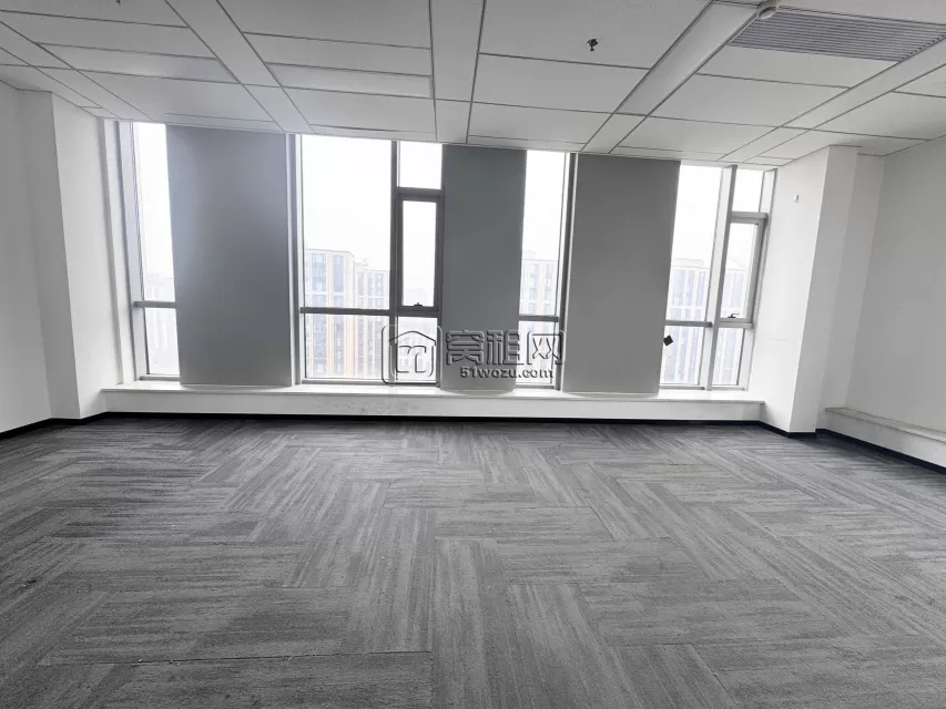 恒凯招商嵩江中路999号面积191平，东北朝向，精装3隔间，月租金11619元