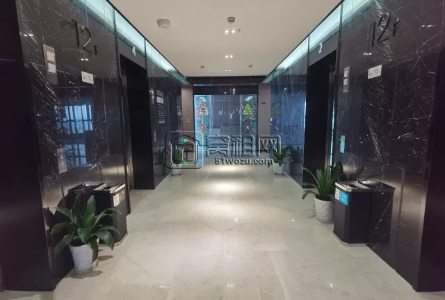 浙江创新中心 459平东南朝向带阳台 超大董事长办公室带独立卫生间加淋浴