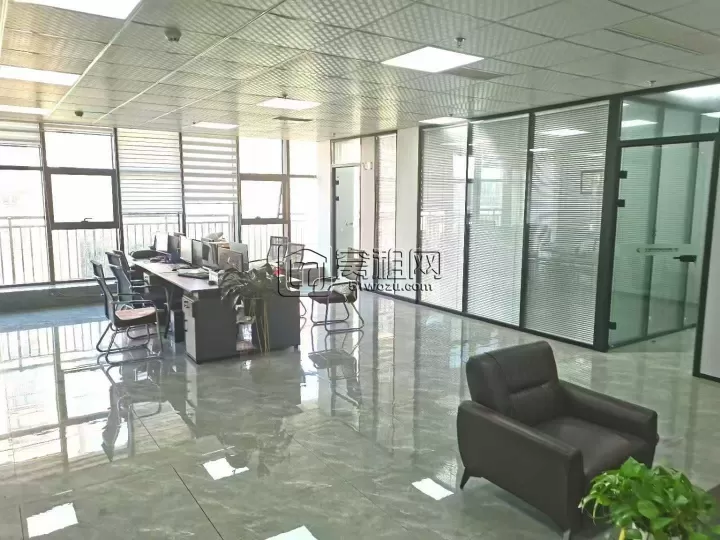 出租集士港奥特莱斯旁恒宇中心精装落地窗210平，四隔间带形象墙