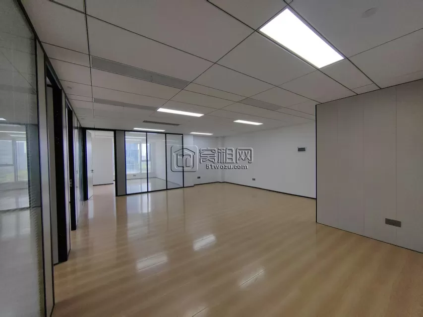 宁波高新区和美城出租三个隔间，180平，7665元/月