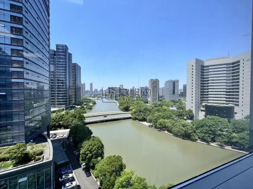 宁波智慧园研发园办公室出租 135平，5950月 2个隔间、河景房