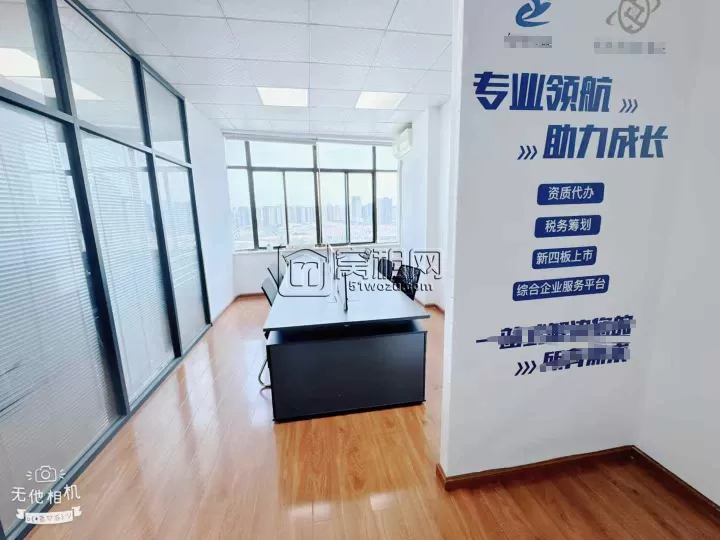 海曙：地铁口长春大厦110平方精装修，带两个隔间.带家具出租