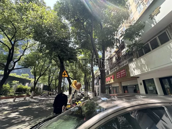 新世界附近店铺240平米复试出租30万1年租金