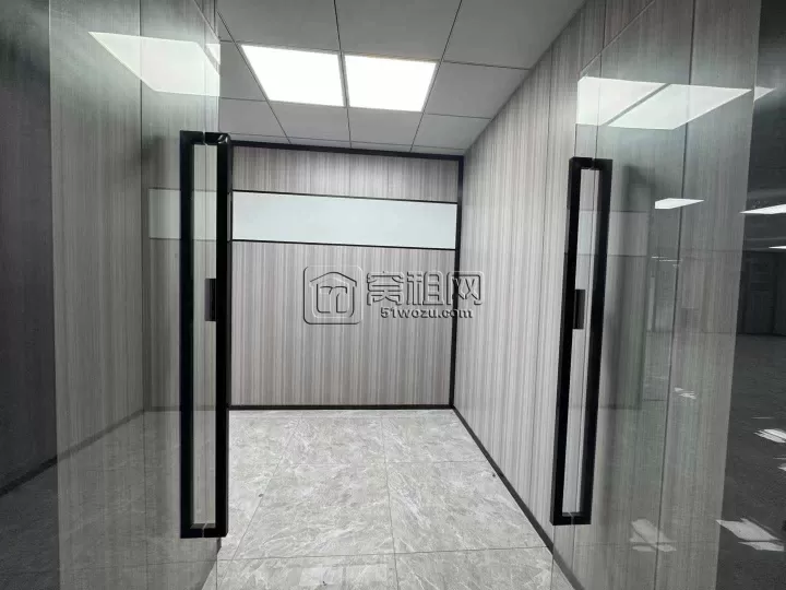 高新区研发园 290平 东南朝向 3个隔间➕1个储藏间出租