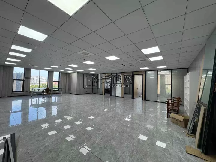 高新区研发园 290平 东南朝向 3个隔间➕1个储藏间出租