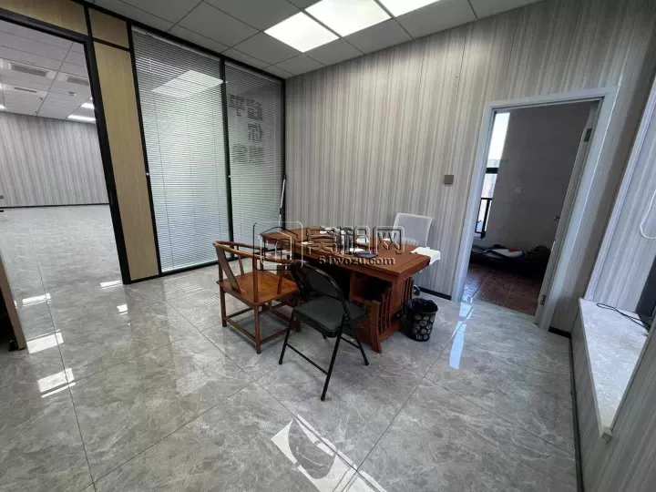 高新区研发园 290平 东南朝向 3个隔间➕1个储藏间出租