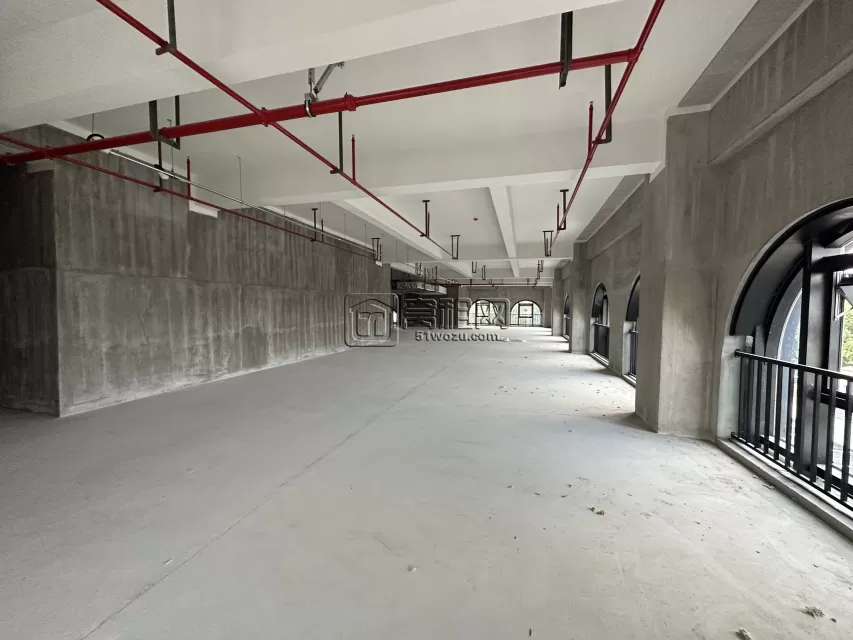 恒凯山河大厦单层1100平方出租毛坯出租，可接水源，招配套餐饮食堂