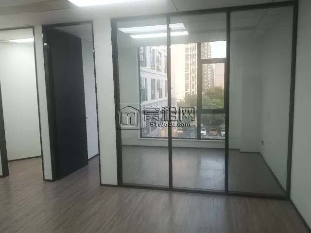 镇海庄市柒柒里写字楼出租82平米3650元一个月豪华装修，独立中央空调个隔间，可配家具