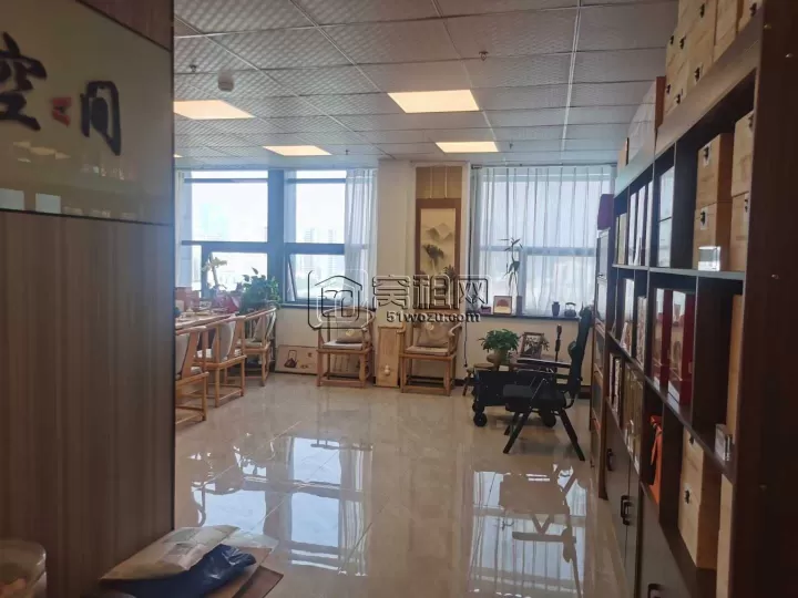 房东直租:东城国际166平方，月底到底，精装修2个隔间一个形象墙，租金1.35元/平方/天