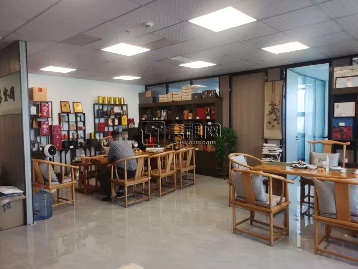 房东直租:东城国际166平方，月底到底，精装修2个隔间一个形象墙，租金1.35元/平方/天