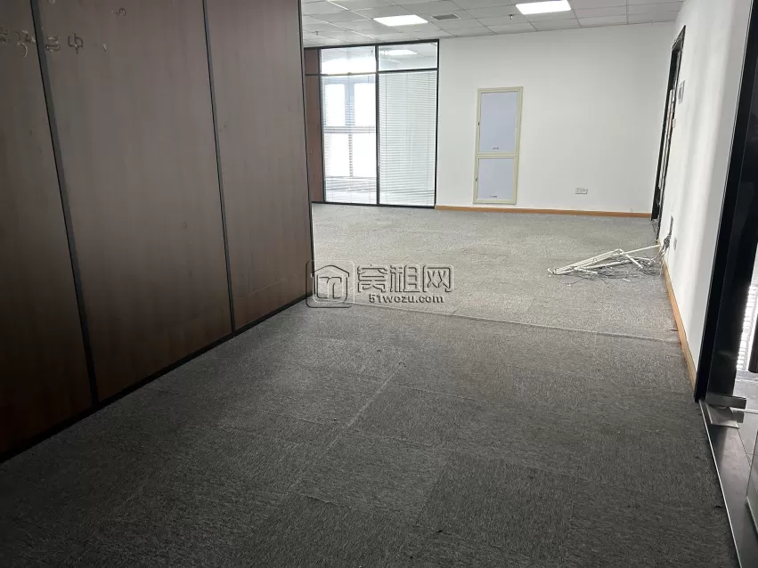 宁波洪塘街道恒一大厦中间楼层写字楼精装朝西南225平米出租一个形象墙➕五个双玻隔间