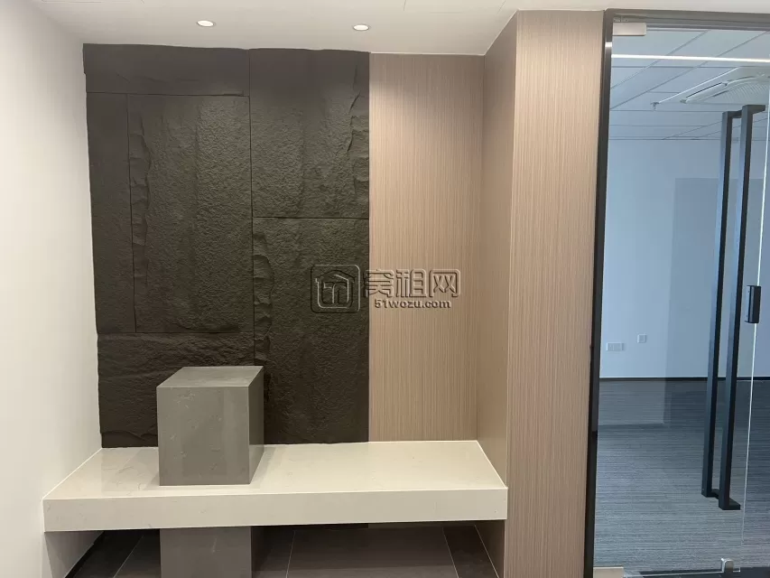 宁波前洋商务中心办公楼305平方东北朝向 12988元/月出租