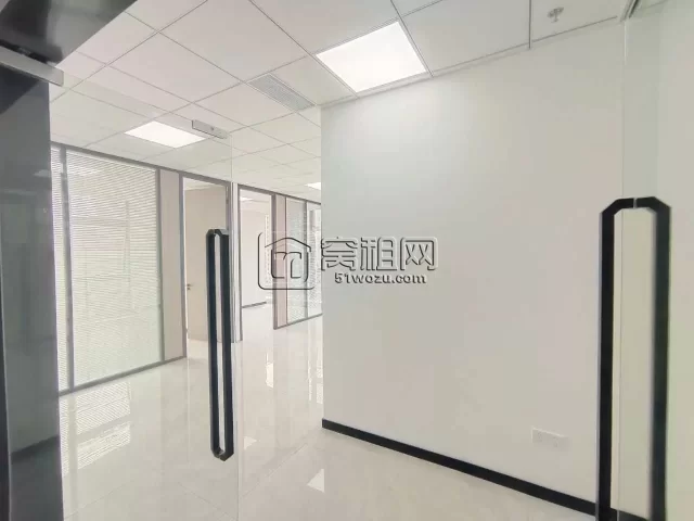 宁波宜家对面乐橙荟大厦出租113平 东南朝向 两隔间办公室