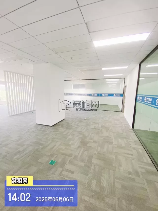高新区奥创中心写字楼400平米精装修有隔间办公室出租