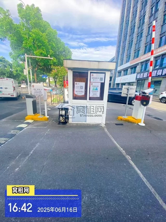 宁波汽车东站附近东城国际大厦停车收费