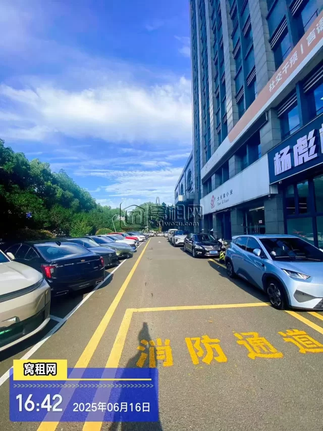 宁波汽车东站附近东城国际大厦停车收费