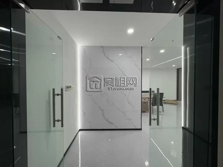 南部商务区地铁口博纳大厦102平2个隔间，带全套办公家具4500/月出租