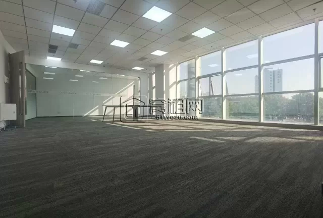 宁波镇海慧谷电商直播基地204平出租  朝南落地窗，室内2个隔间，2扇门