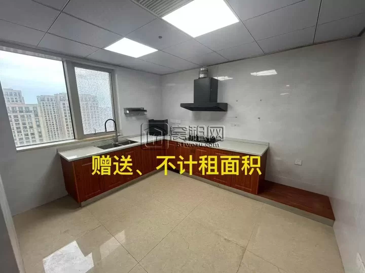 尊蓝酒店面积：180平米+26平米（赠送）价格：特价1.4元/平/天、含税！