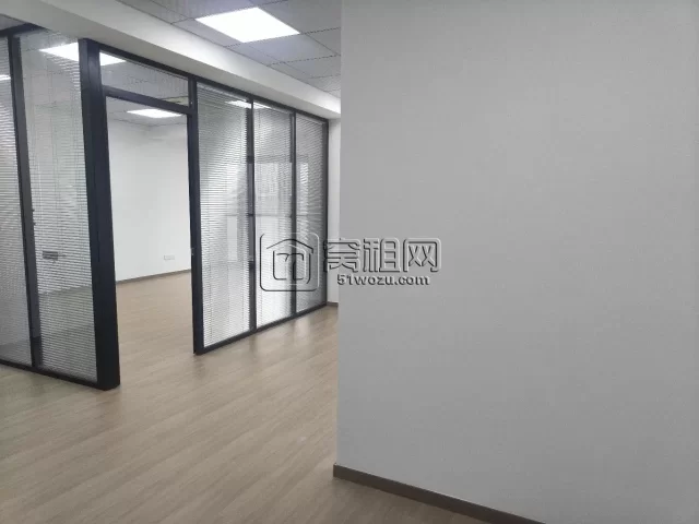 出租宁波江北盛悦大厦面积109.2平朝向北精装，可定制1-2玻璃隔间