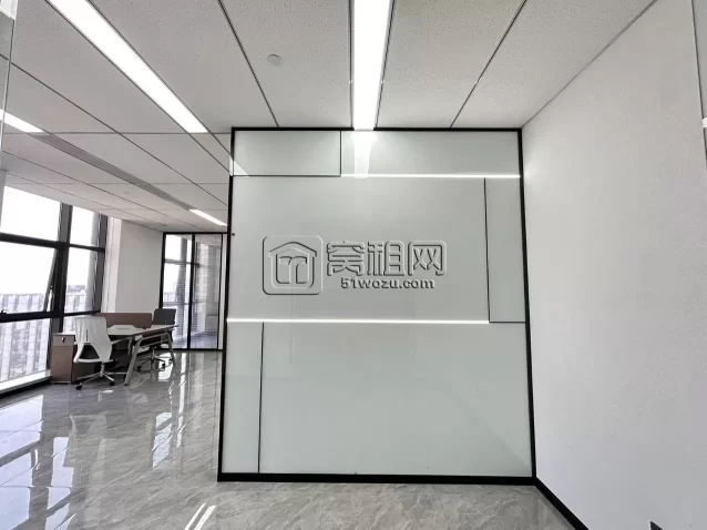 高新区凌云大厦对面环领未来123平精装带两隔间5800/月，全套家具