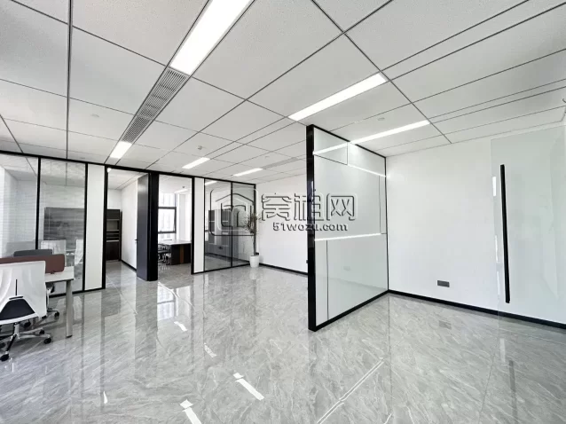 高新区凌云大厦对面环领未来123平精装带两隔间5800/月，全套家具