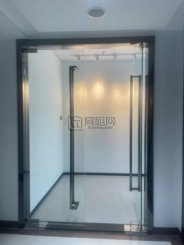 宁波富邦广场精装修办公室出租东南朝向面积145平米，租金7000元一个月