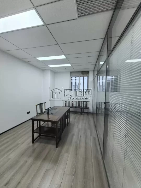 慧和大厦出租200平全新精装修，3个隔间带家具出租