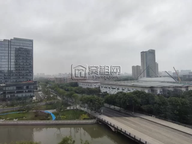 南部商务区周边金东大厦出租面积63平方，全新装修，1个隔间办公室
