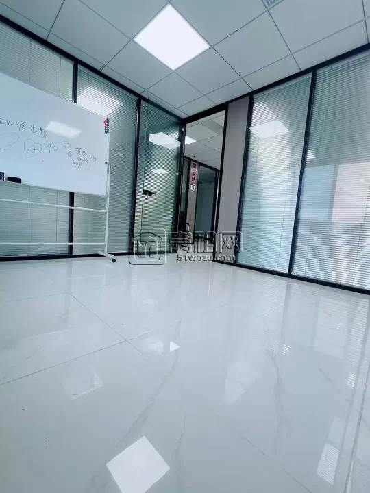 宁波新世界K11附近彩虹大厦115平 租金全新精装修隔间3个，朝南独立空调 