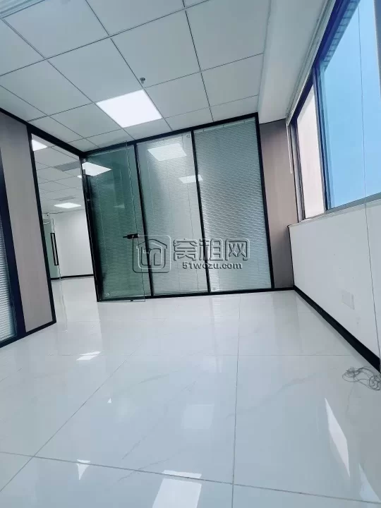 宁波新世界K11附近彩虹大厦115平 租金全新精装修隔间3个，朝南独立空调 