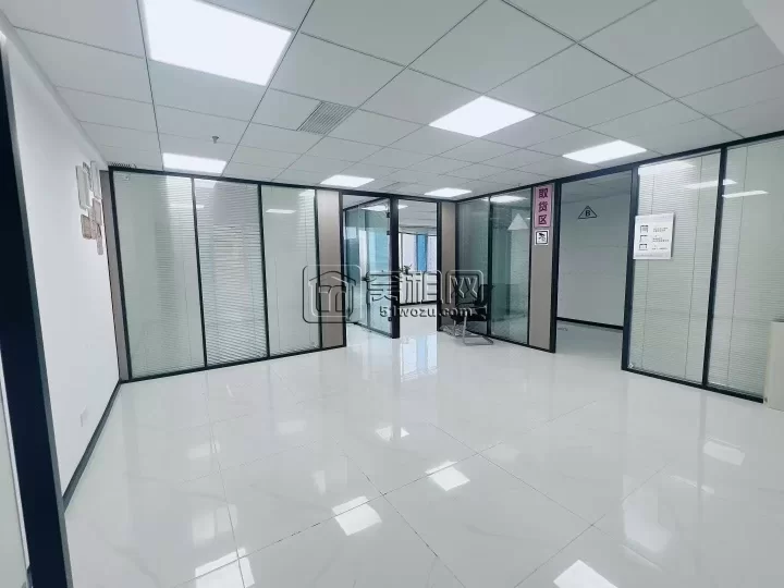 宁波新世界K11附近彩虹大厦115平 租金全新精装修隔间3个，朝南独立空调 