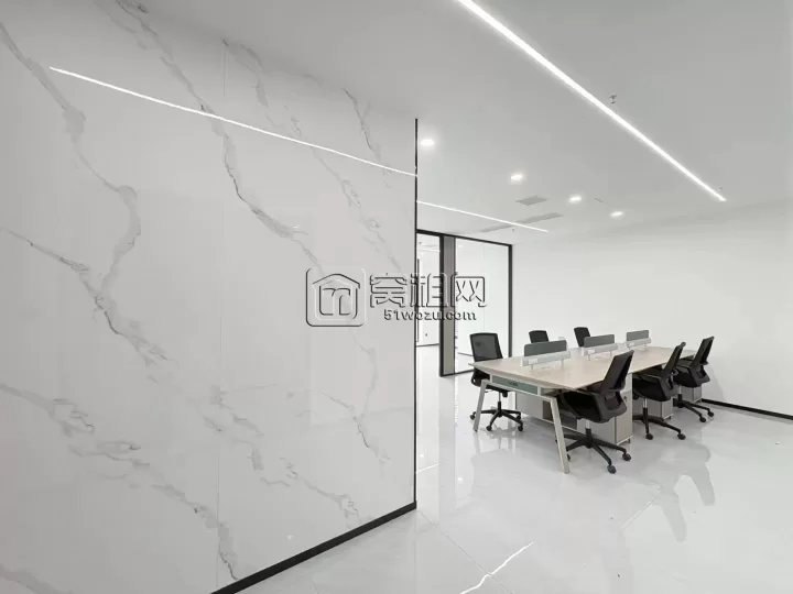 银亿东岸B座100平，全新装修，两个隔间，看江，带全套家具