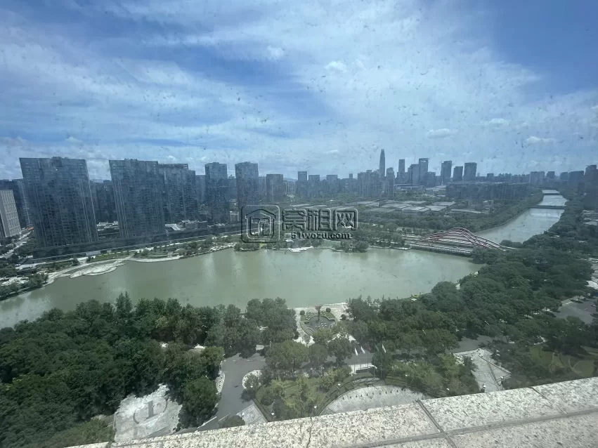 宁波尊蓝洲际酒店出租90平，朝南，一隔间，临河景观办公4100元一个月