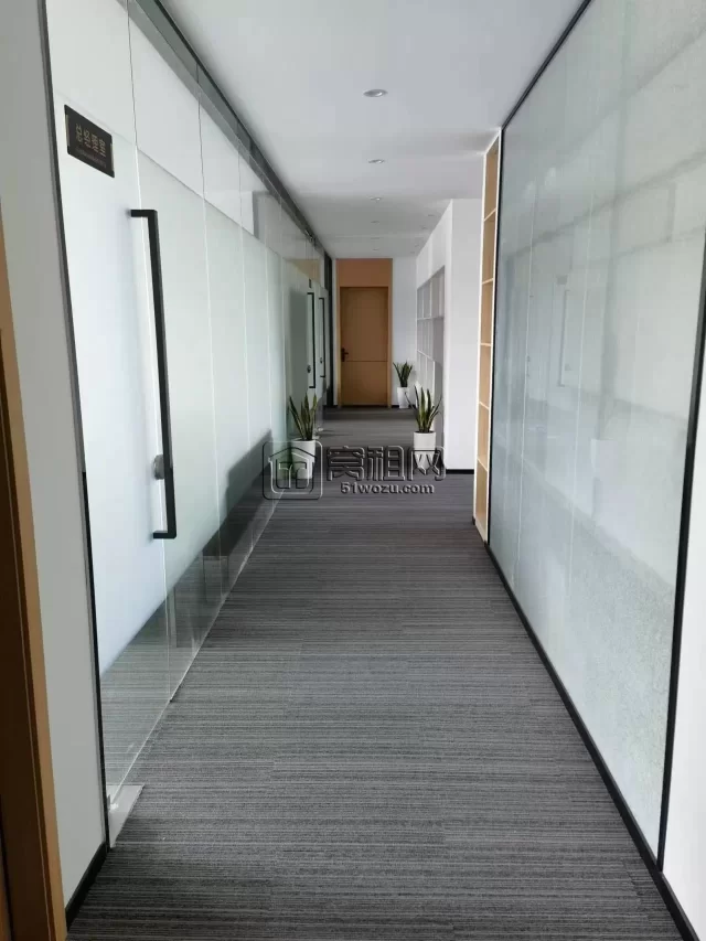 宁波工程学院附近华东建设大厦出租一梯一户，面积425平，豪华装修，独立车位带庭院，拎包入住。