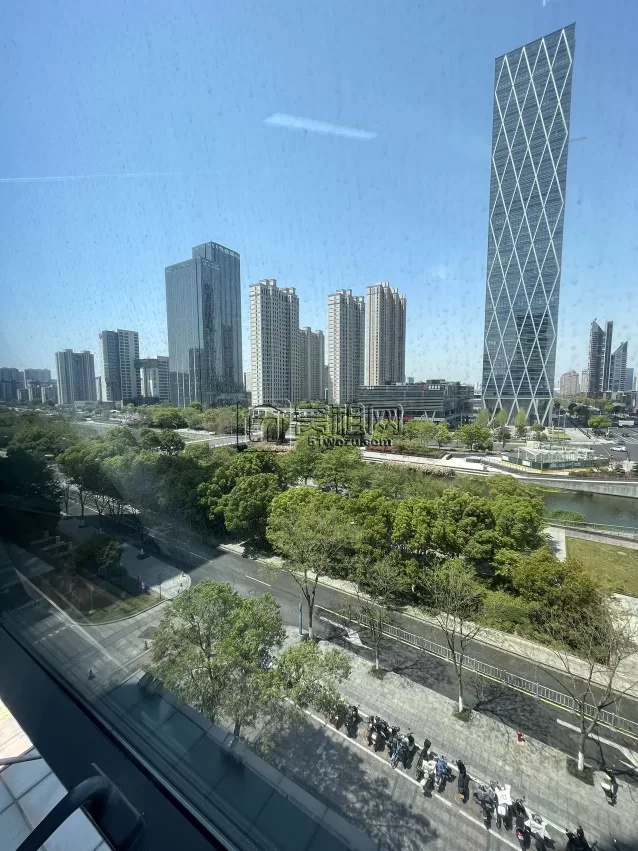 宁波东部新城嘉恒广场B座75m² 出租单价：1.8元/m²/天