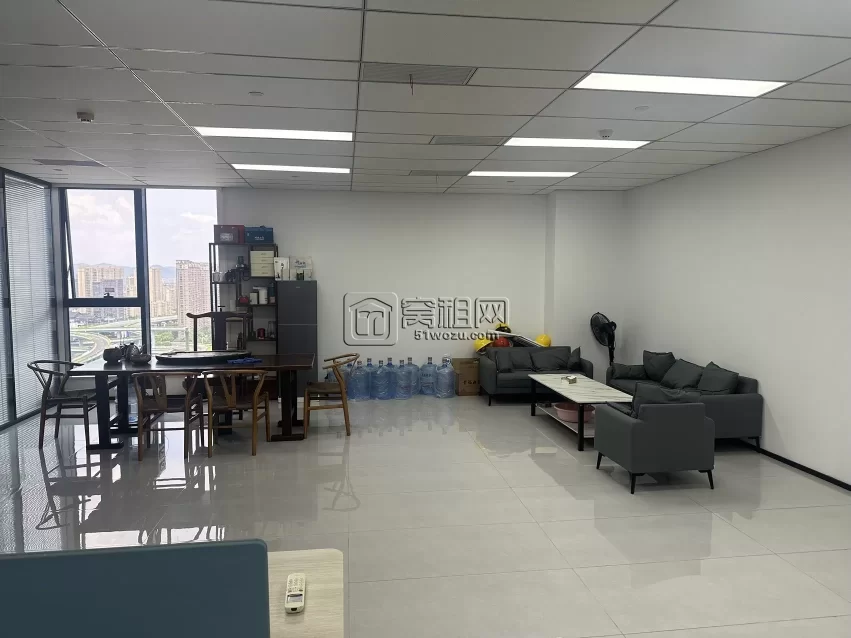 出租潘火地铁口和荣大厦A座办公室150平米，租金7800元。精装修。带2个隔间