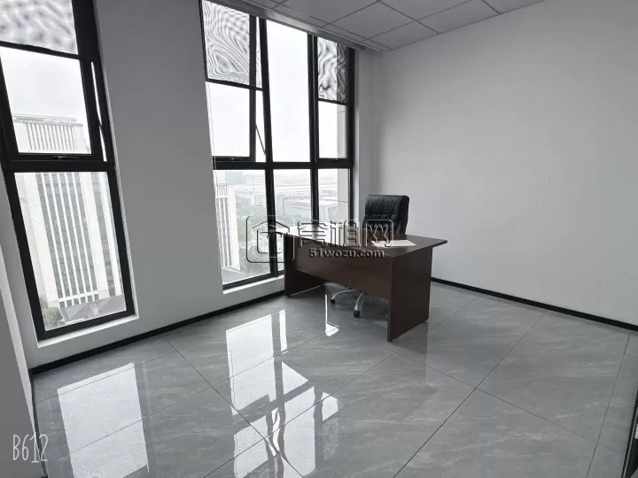 江北绿地未来中心68平方全新装修，一个隔间.带家具.随时入驻.