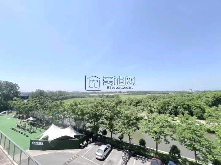 富田小镇1号楼95平写字楼出租，两个隔间 大阳台，独立水源