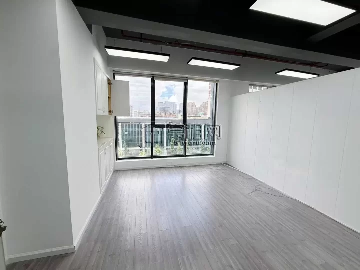 宁波潘火写字楼和荣大厦265方出租，单价1.49元/平方/天，双面采光，有4个隔间和大通间办公区。