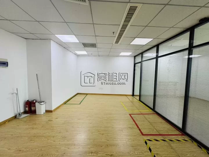 宁波7号线地铁口新天地大厦88平精装修朝南一个隔间，一口价2400！