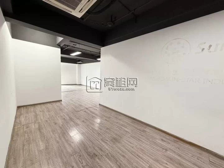 和荣大厦276方，单价1.57元/平方/天，有2个隔间和2个大通间办公区。