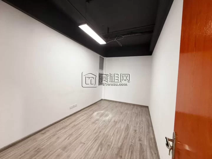 和荣大厦276方，单价1.57元/平方/天，有2个隔间和2个大通间办公区。