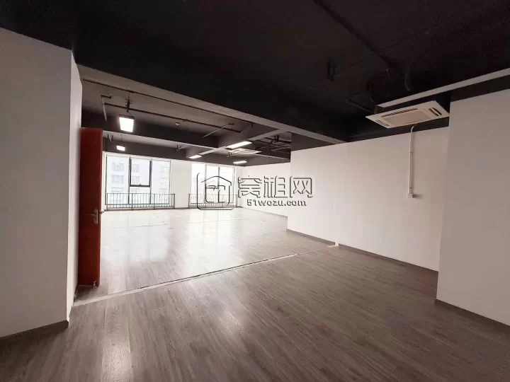 和荣大厦276方，单价1.57元/平方/天，有2个隔间和2个大通间办公区。