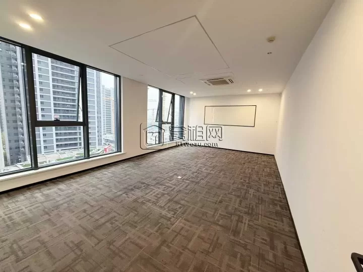 和荣大厦1382方出租，年租金803100元一年，朝南电梯口，有多个隔间和大通间办公区，每个区域有独立空调。