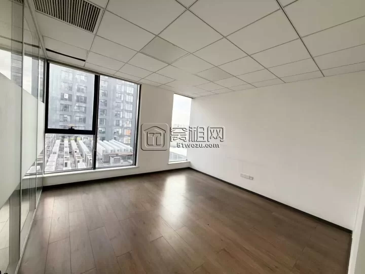 和荣大厦566方，单价1.63元/平方/天，8个隔间和大通间办公区，双面采光，视野开阔。