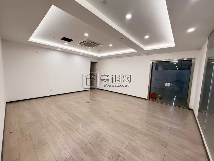 和荣大厦566方，单价1.63元/平方/天，8个隔间和大通间办公区，双面采光，视野开阔。