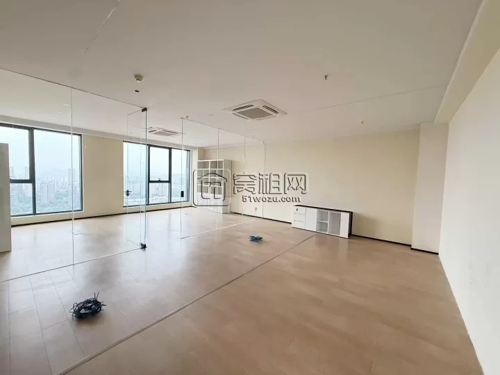 和荣大厦584方出租，单价1.7元/平方/天，高楼层双面采光，视野开阔。