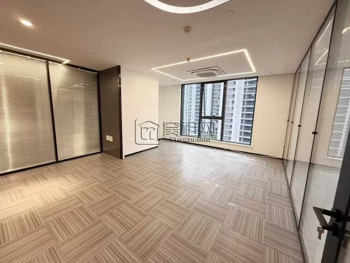 和荣大厦1382方出租，年租金803100元一年，朝南电梯口，有多个隔间和大通间办公区，每个区域有独立空调。
